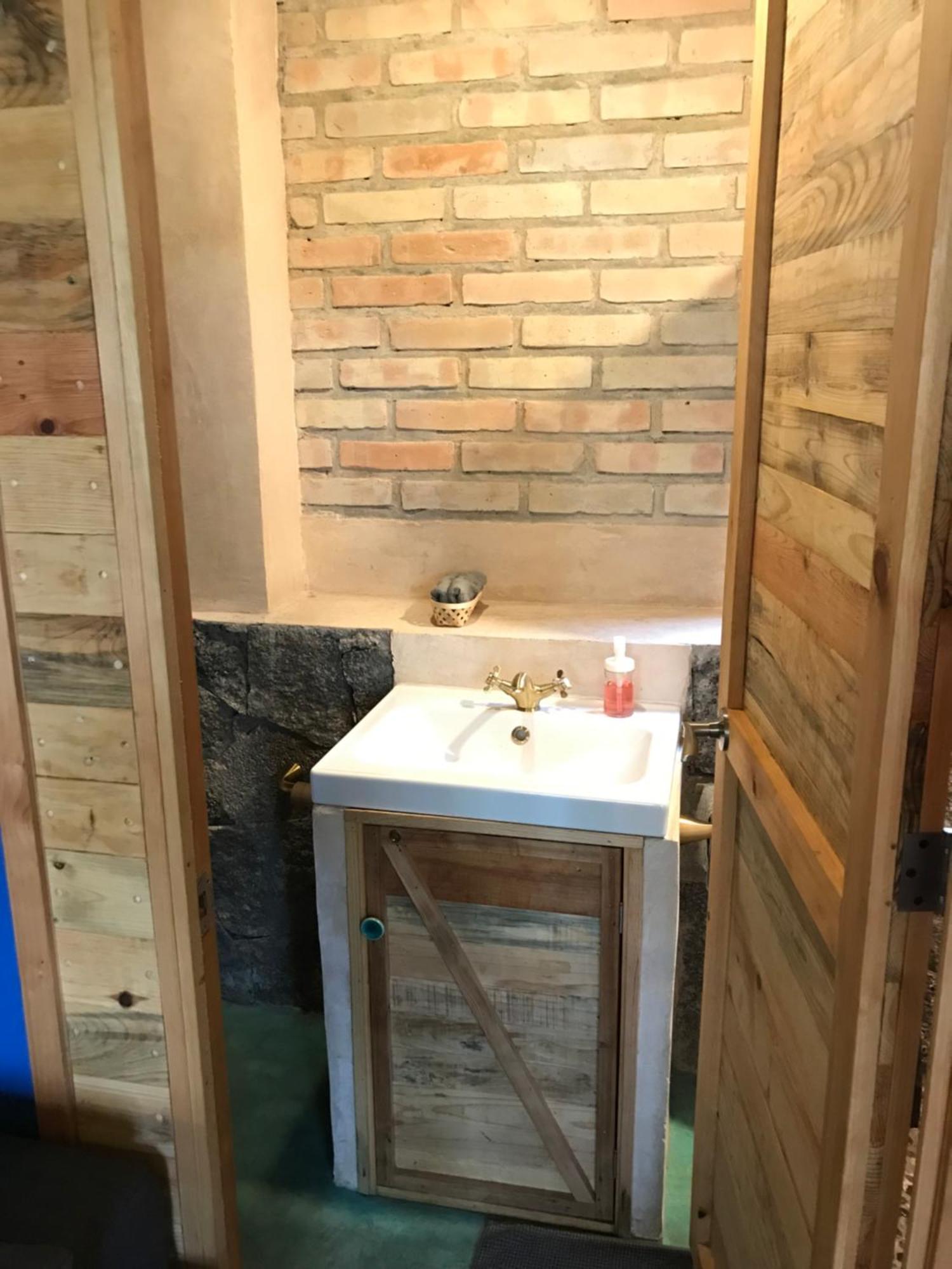 La Cabana Azul Al Fondo Del Bosque De 迪坡斯特兰 外观 照片